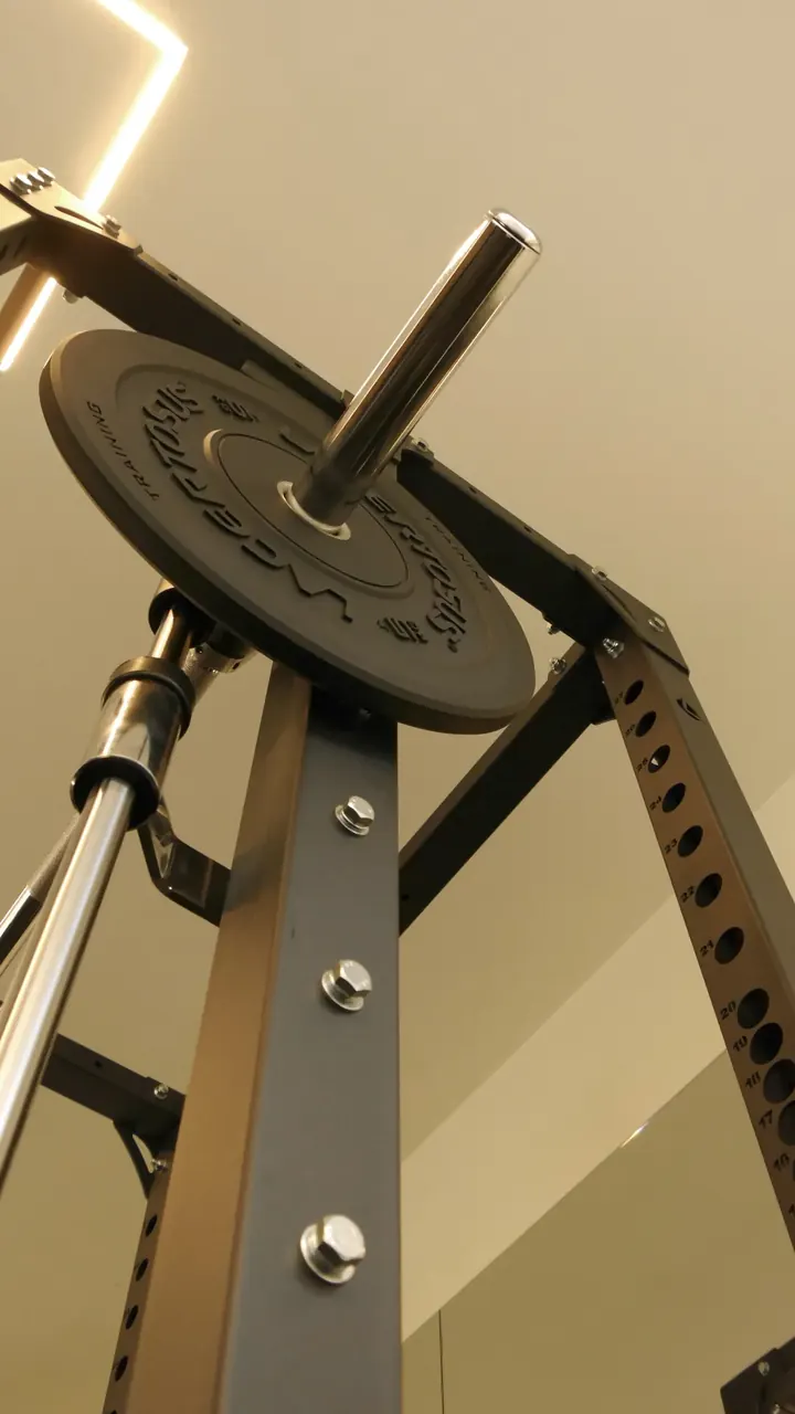 Rack e pesi per l'allenamento di forza
